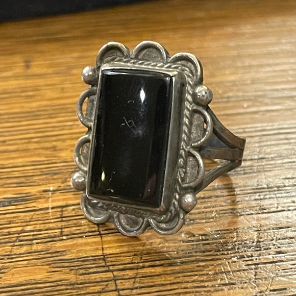 Vintage 1950s Native American Southwestern Black onyx Silver ring - Picture 2 of 6